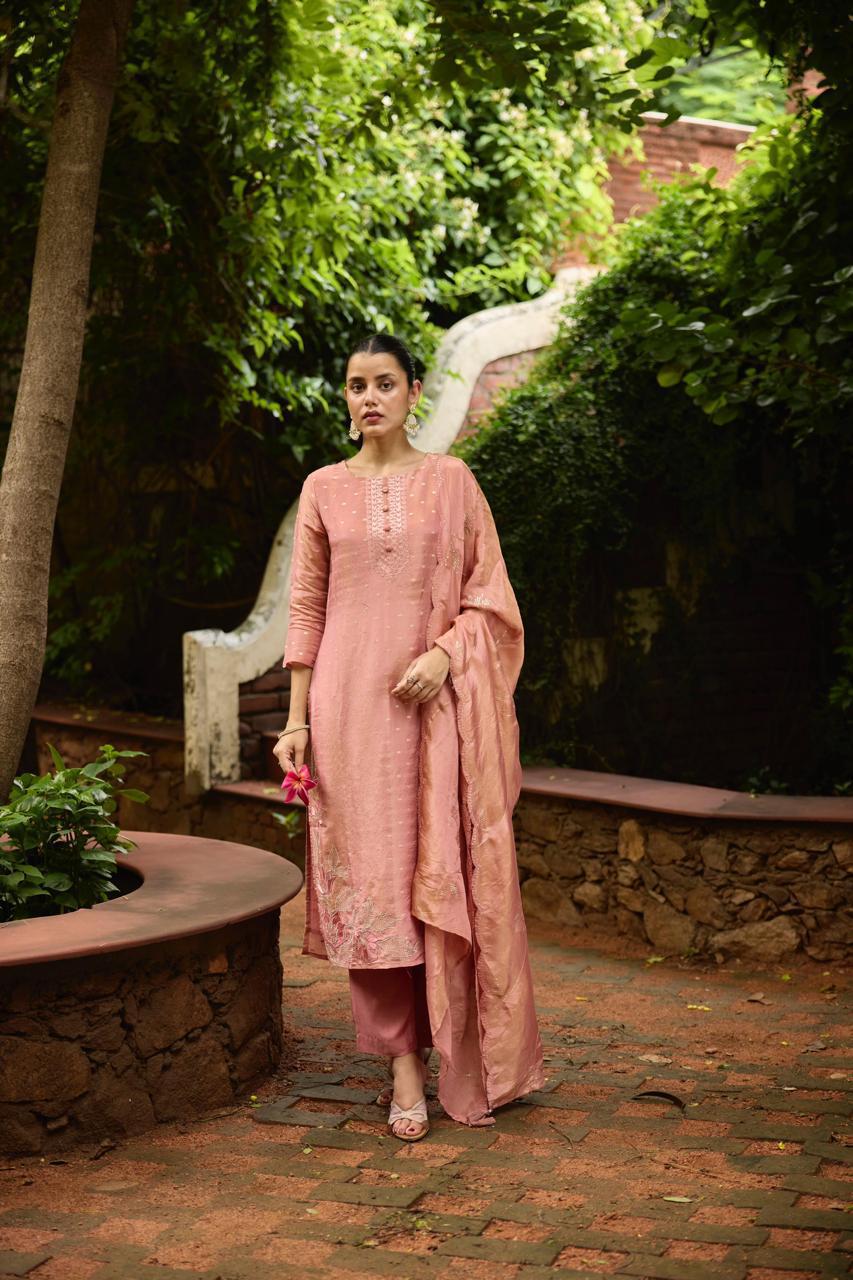 House of Pataudi Women Dusty Pink Embroidered Silk Blend Kurta Set with Dupatta