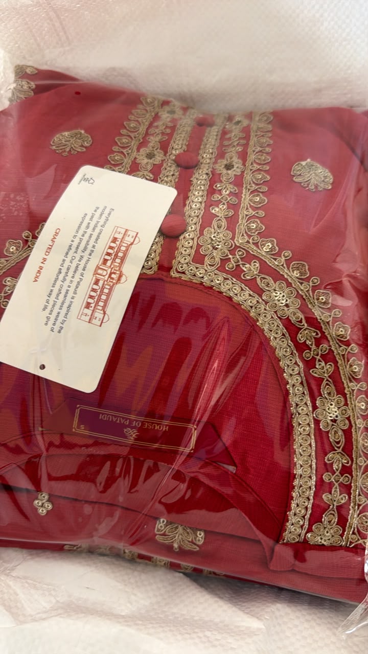 House of Pataudi Women Dusty Pink Embroidered Silk Blend Kurta Set with Dupatta